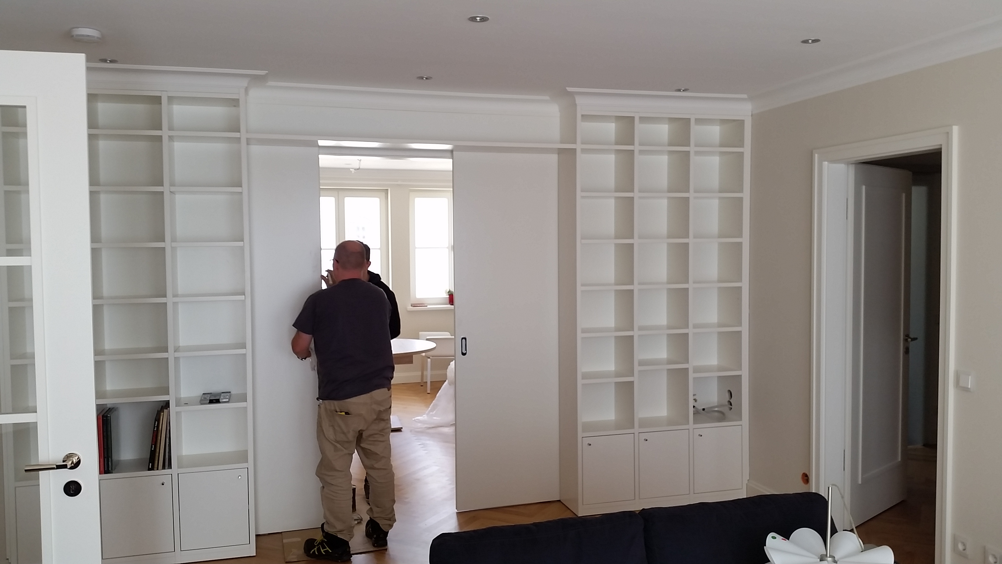 Einbauregal mit Schiebetüren