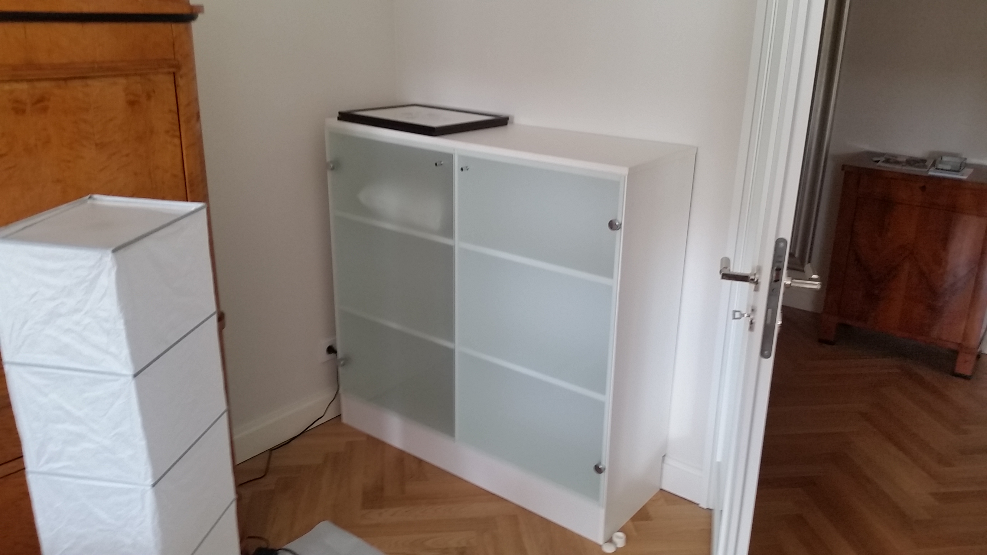 Komode mit Glastüren